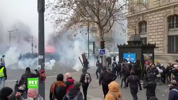 Grève du 5 décembre : affrontements entre forces de l'ordre et manifestants à Paris