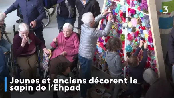 Jeunes et anciens décorent le sapin de l’Ehpad