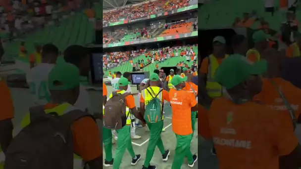 Les joueurs ivoiriens escortés par la sécurité pour quitter la pelouse du stade Ebimpé 🇨🇮