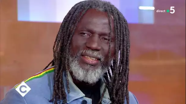 Le combat de Tiken Jah Fakoly ! - C à Vous - 16/05/2019
