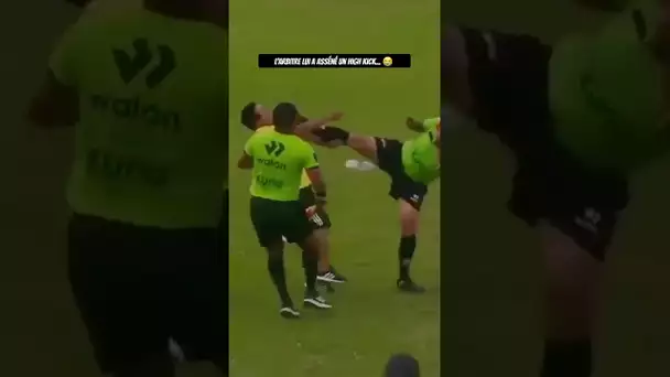 Un membre du staff veut frapper l’arbitre avec une bouteille en verre, il répond par un high kick 😭
