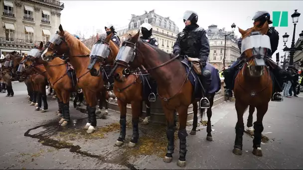 À Paris, des policiers à cheval ont encadré les gilets jaunes