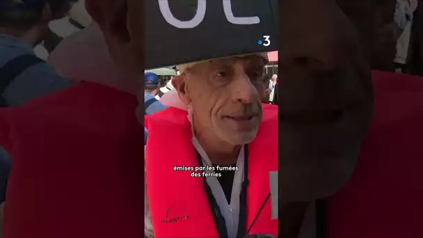 Manifestation contre les bateaux de croisière à Toulon