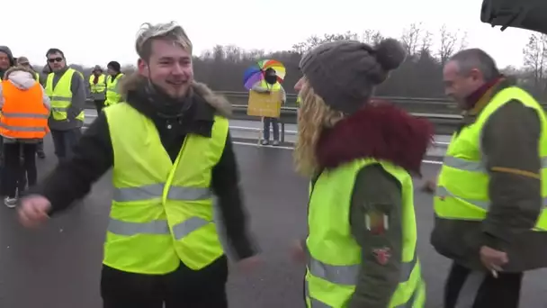 Les esprits s'échauffent sur les barrages des gilets jaunes