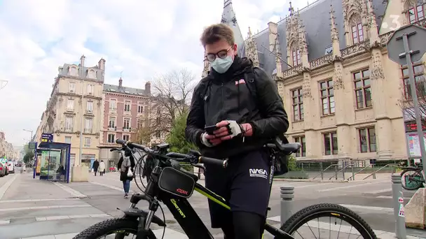 Yohan Henriot, jeune livreur à vélo à Rouen