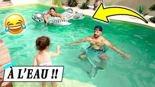 IL LA JETTE À L'EAU ! 😱 / PISCINE ET BULLES GÉANTES