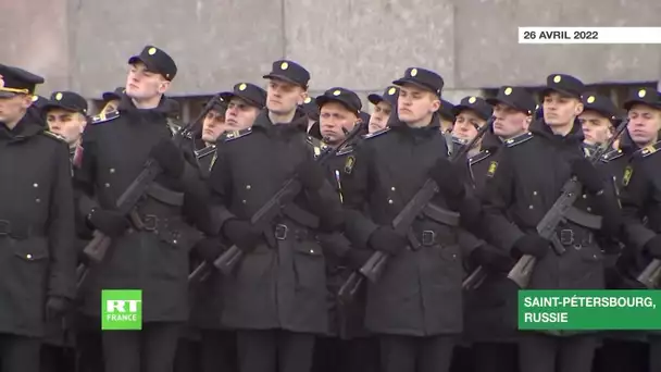 En images : répétition du défilé commémorant la journée de la Victoire à Saint-Pétersbourg