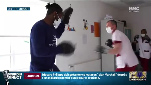 Cet ancien champion du monde fait "boxer" les soignants pour se défouler