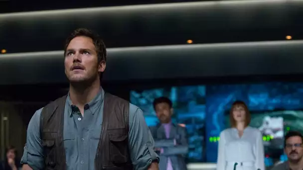 Jurassic World 3, The World After Tomorrow : Chris Pratt fait face à un dinosaure sur la nouvelle photo officielle.