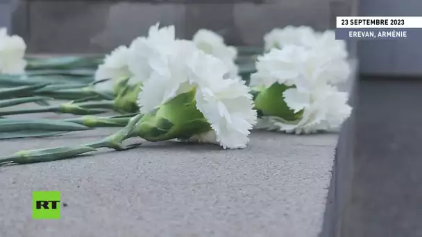 🇦🇲 Erevan : des fleurs déposées devant l'ambassade russe à la mémoire des soldats de la paix