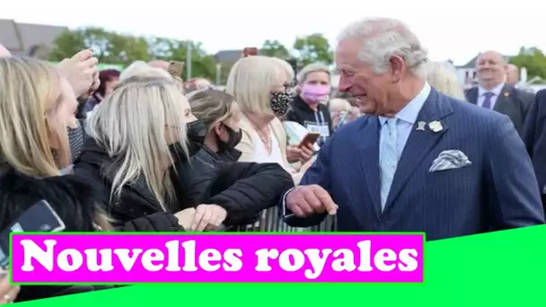 Le prince Charles et Camilla accueillent les habitants avec un coup de coude lors d'une promenade im