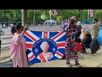 Jubilé de la reine : les fans de la famille royale campent devant Buckingham