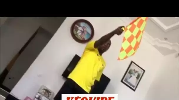 L'arbitre Frank Komba signale des hors-jeu dans son salon. - Foot - WTF