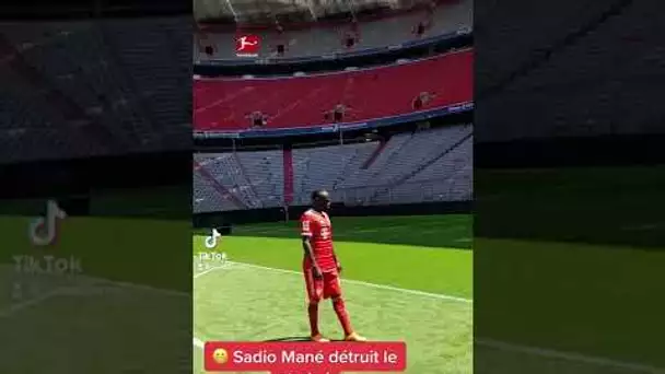😬 Sadio Mané détruit le stade !