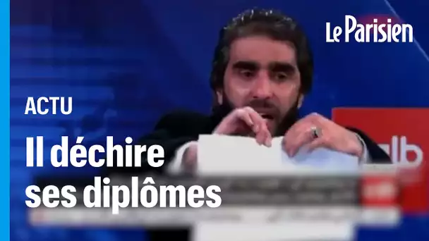 Afghanistan : un professeur déchire ses diplômes en direct à la télévision