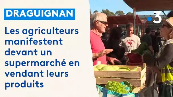 Les agriculteurs de Draguignan manifestent devant un supermarché en vendant leurs produits