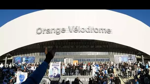 Bernard Tapie : des milliers de supporters de l’OM se massent au Vélodrome pour...