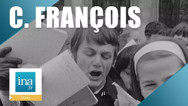 Claude François assailli par des lycéennes | Archive Ina