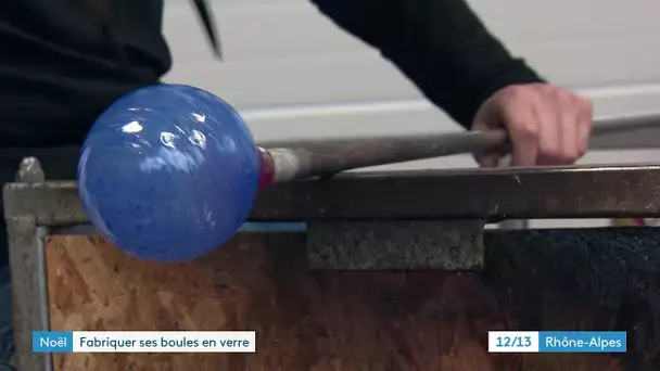 Noël : fabriquer ses boules chez des artisans verriers (Ain)