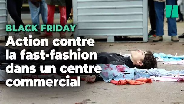 Contre le Black Friday, ils dénoncent la fast-fashion en face d'un centre commercial à Paris