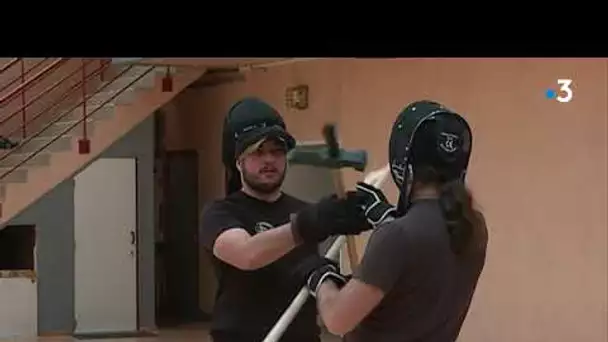 Apprendre à manier la hache ou l'épée pendant un stage d'arts martiaux historiques