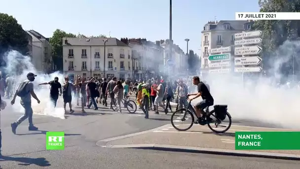 Nantes : la police envoie du gaz lacrymogène sur des manifestants contre le pass sanitaire
