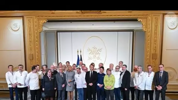Brigitte Macron très élégante et complice avec le président : moment de détente bien mérité à l'El
