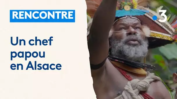 Rencontre : un chef papou, rencontre des jeunes pour les sensibiliser à la déforestation