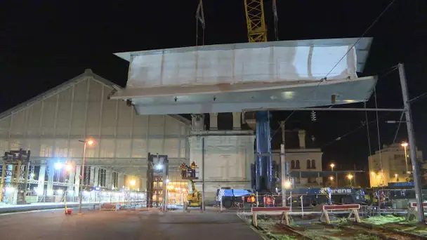 La Rochelle : pose du premier tronçon de la passerelle de la gare