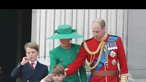 Le prince Louis "montre des niveaux d'impatience" sur le balcon du palais de Buckingham avec un gest