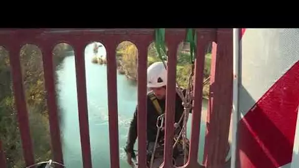 Des cordistes à l'ouvrage pour la sécurisation du pont de Rabastens dans le Tarn