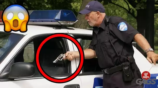Qu'est-ce qu'il y a dans la voiture de police ?