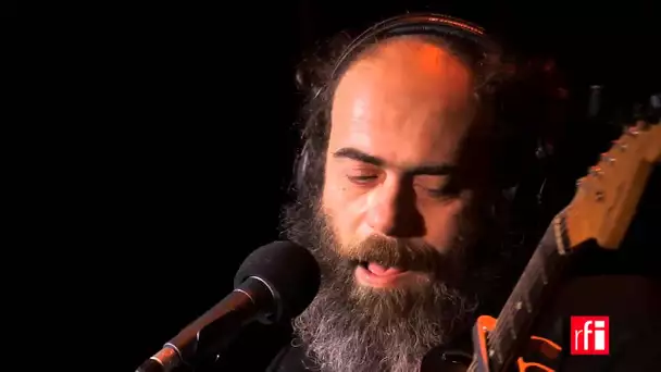Borja Flames chante "Hoy Cama" dans Musiques du monde