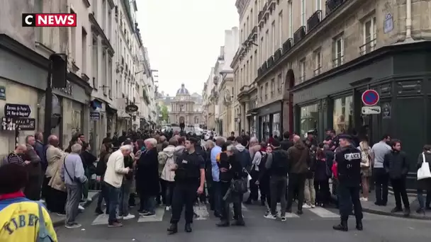 Paris : des centaines d'anonymes amassés rue de Tournon, dernier domicile de Jacques Chirac