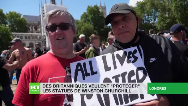Des Britanniques protègent la statue de Winston Churchill à Londres
