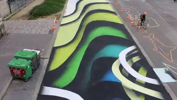 Une fresque géante est en train de colorer Paris