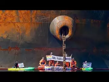 Greenpeace à l'assaut d'un pétrolier russe, au large d'Oslo, qui "finance la machine de guerre"