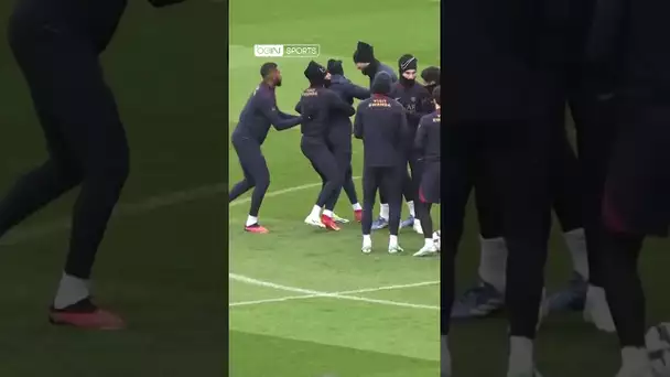 🎂 Les joueurs du #PSG ont fêté l'anniversaire de #Mbappe ! Achraf #Hakimi s'est joint à la fête !