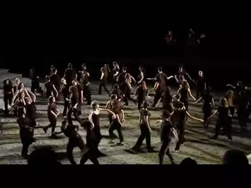 De très jeunes acteurs se produisent sur la scène de l'amphithéâtre de Pompéi, en Italie