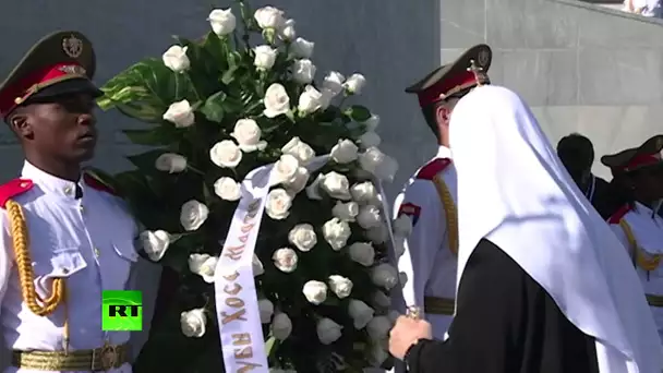 Le patriarche Cyrille dépose une gerbe sur le monument de José Martí