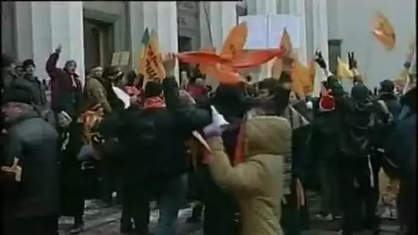 [Ukraine : l'opposition durcit le ton]