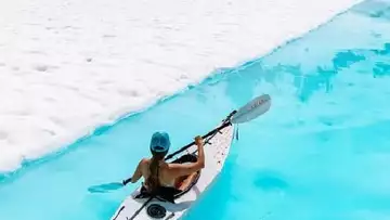 Canada : vivez une expérience extraordinaire en faisant du kayak sur un glacier !
