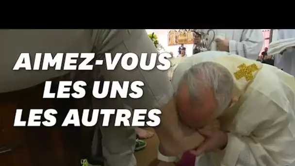 Pour la semaine sainte, le pape François baise les pieds de 12 prisonniers