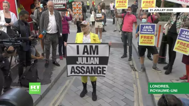 Londres : Vivienne Westwood manifeste contre l’extradition de Julian Assange