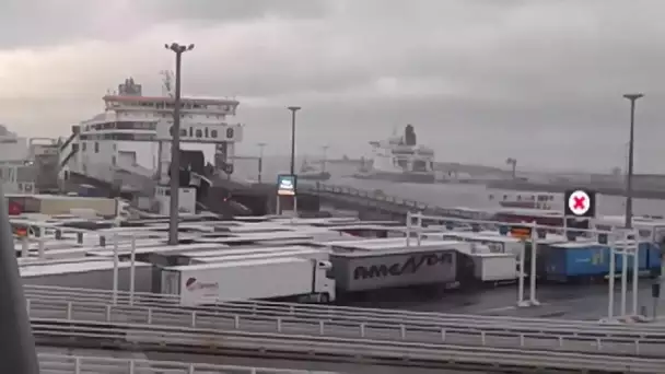 Calais : un ferry avec plus de 300 personnes à bord s&#039;échoue dans le port