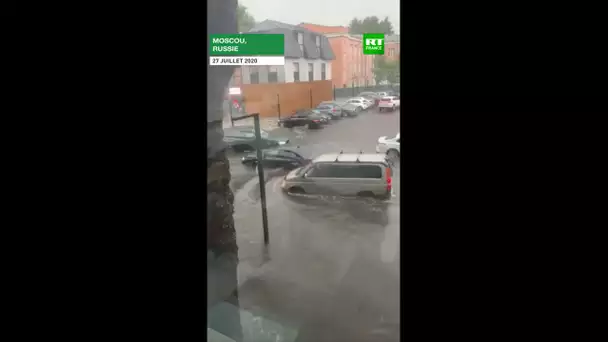 Cascades dans le métro et voitures flottantes : Moscou frappée par de fortes pluies