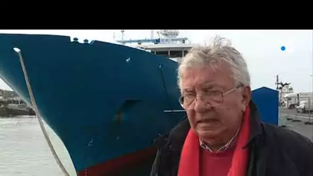 L’immense thonier le Manapany en escale technique à Concarneau.