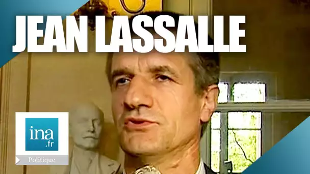 2003 : Jean Lassalle, député chanteur du Béarn | Archive INA