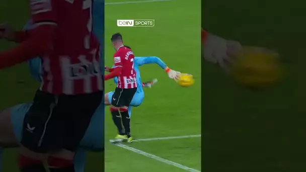 🤣👀 Il est sorti là... non ? Paulo Gazzaniga qui cale une chistera au calme ! #sports