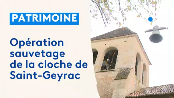 La cloche de l'église de Saint-Geyrac enlevé de son beffroi pour restauration